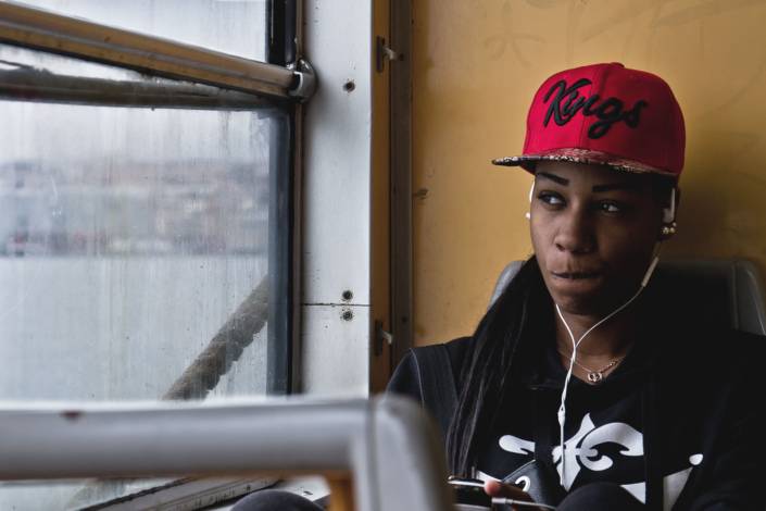 Ragazza che guarda fuori dalla finestra di una barca