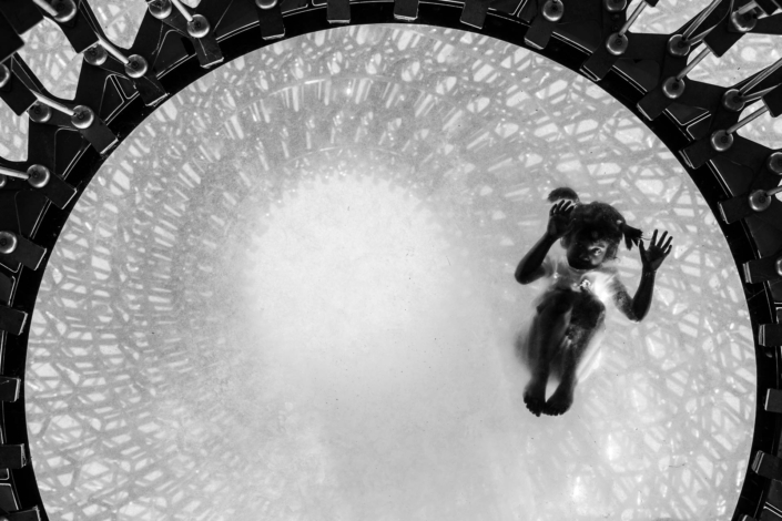 Bambina dentro ad una struttura