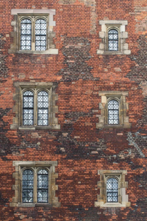 Muro a mattoni di un palazzo con sei finestre