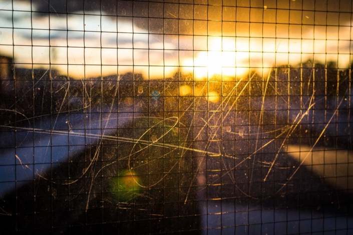 Tramonto visto da una grata