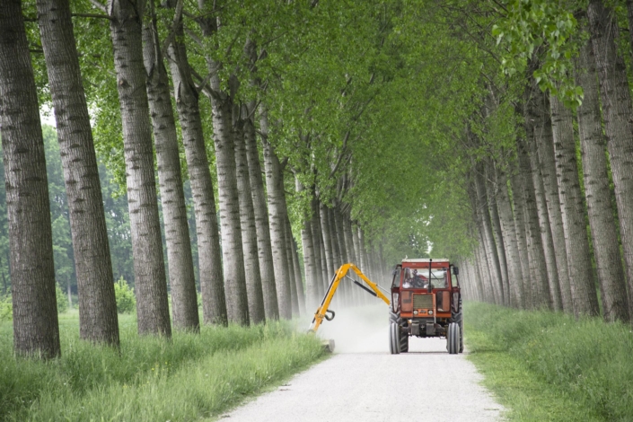 Trattore che taglia l'erba