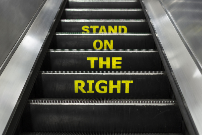 Scale mobili con scritta