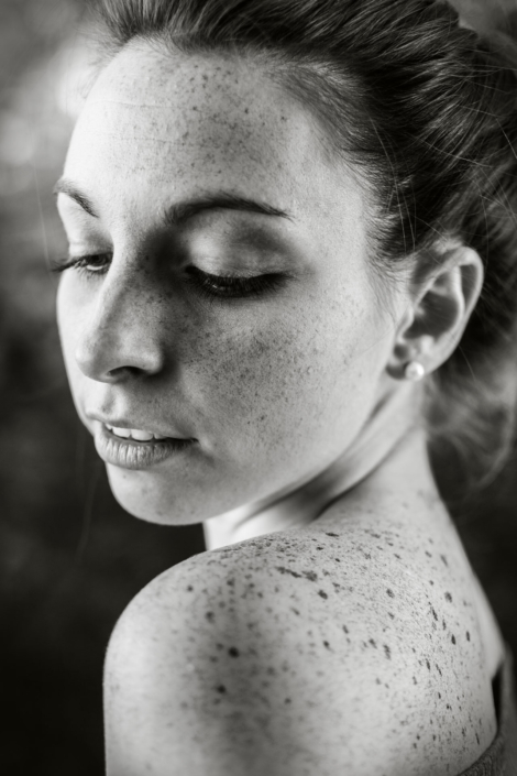 Ritratto di viso di ragazza con lentiggini