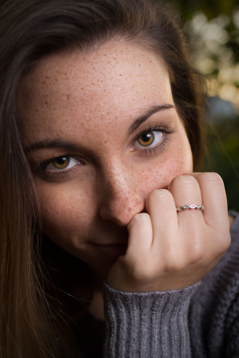 Ritratto di viso di ragazza con lentiggini